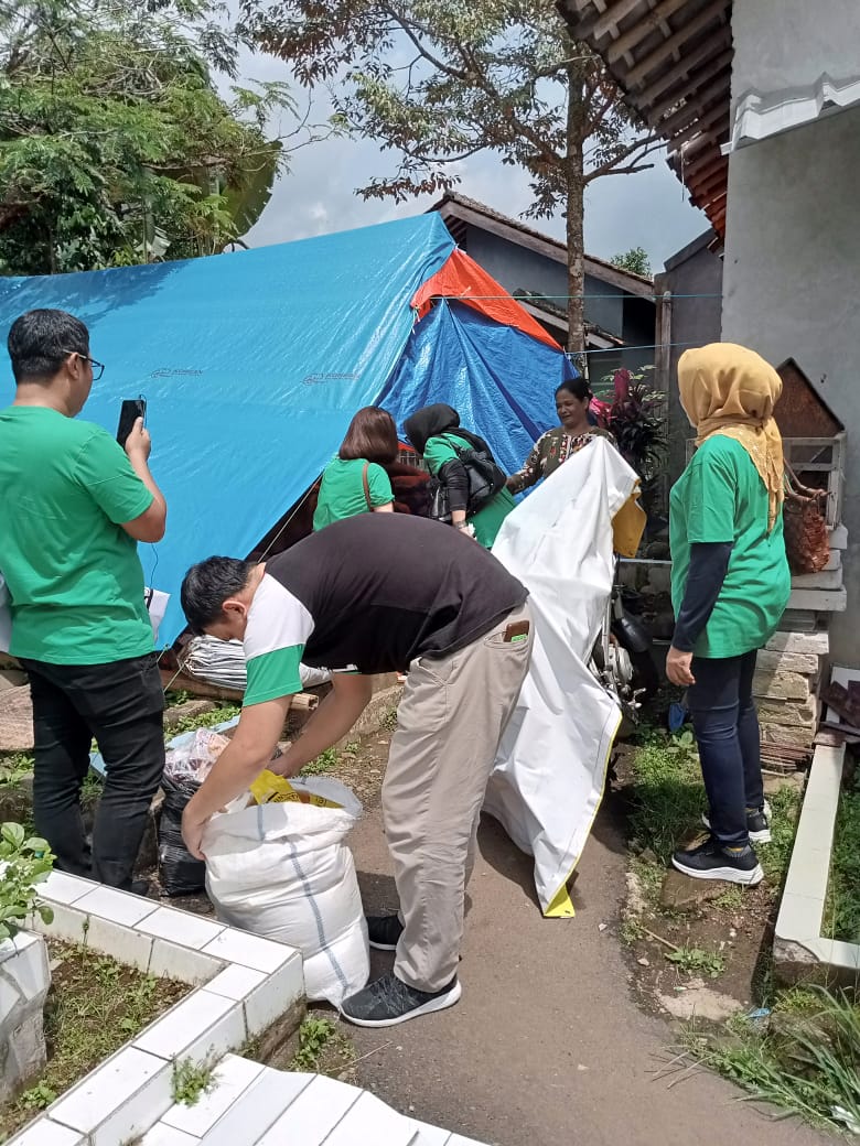 "Kamis, tanggal 15 Desember 2022, BPR TAS bersama BPR yang tergabung dalam komisariat Bandung Raya turut andil dalam membantu saudara saudara kita yang terkena musibah di Cianjur "